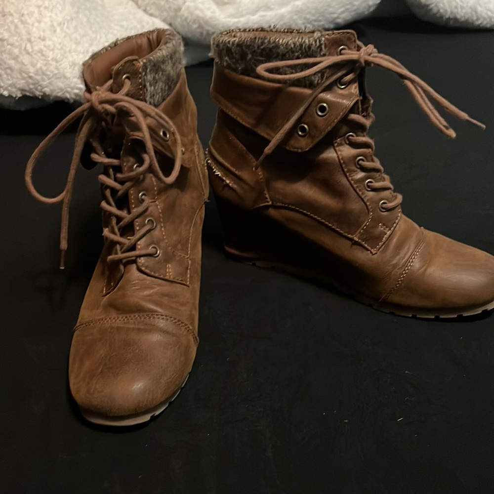 Wedged ankle boots